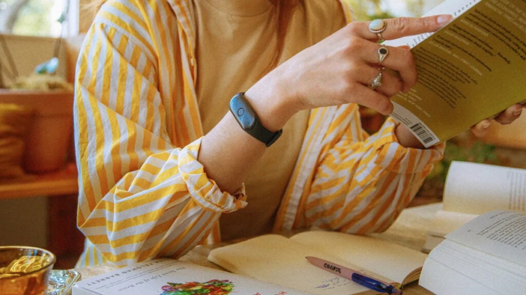 Amazon apuesta por un brazalete inteligente para ganar la carrera de la IA en wearables