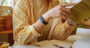 Amazon apuesta por un brazalete inteligente para ganar la carrera de la IA en wearables