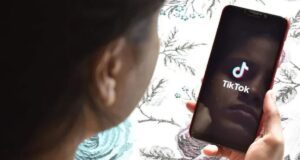 TikTok Reemplaza Moderadores Humanos por Inteligencia Artificial en la Supervisión de Contenidos