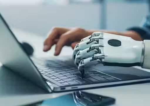 Cómo una Red de 17 Medios Movidos 100% por IA Logró Publicar Noticias con Autores Inexistentes Trabajos IA