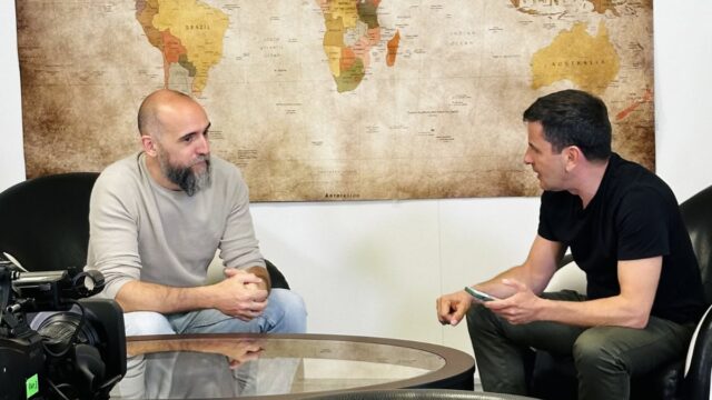 “Dos hostias y el móvil fuera”: la dura advertencia de Jon Hernández sobre la IA y la psicología