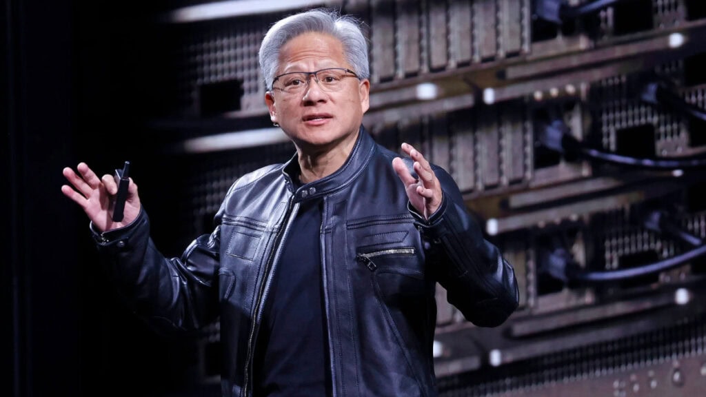 Jensen Huang, CEO de Nvidia avisa que el riesgo no es que la IA te quite el empleo, sino que otro la domine antes