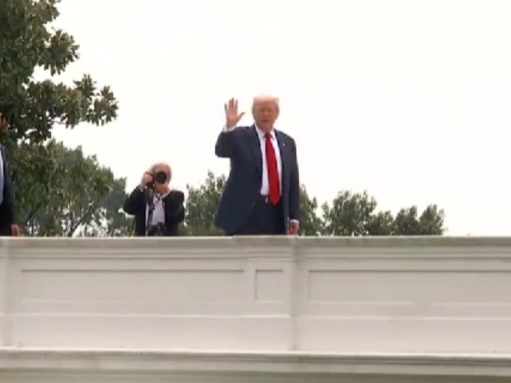 Trump en el techo de la casa Blanca