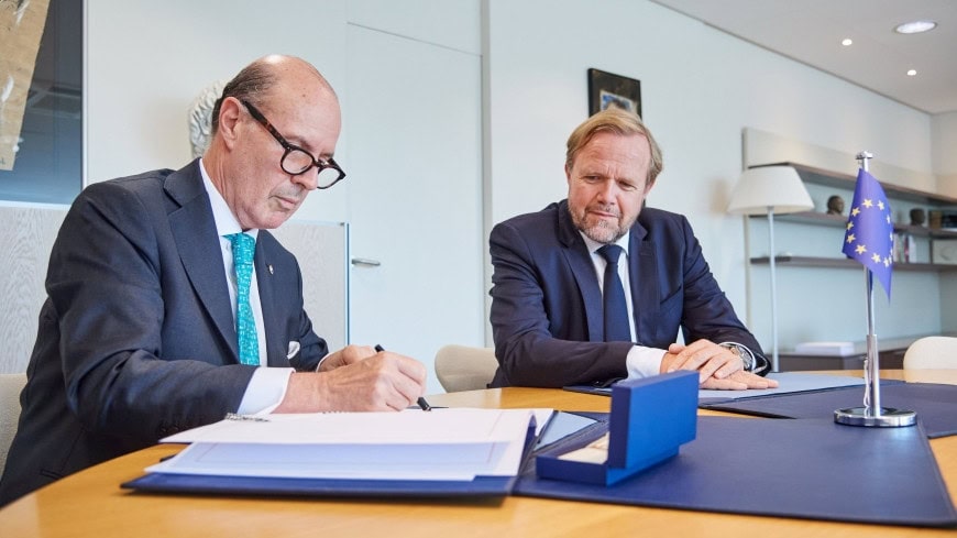 Firma de convenio IA de Uruguay en Francia