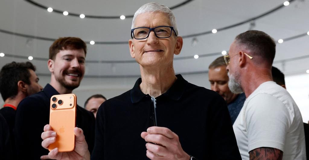 Tim Cook con iPhone 17 Pro
