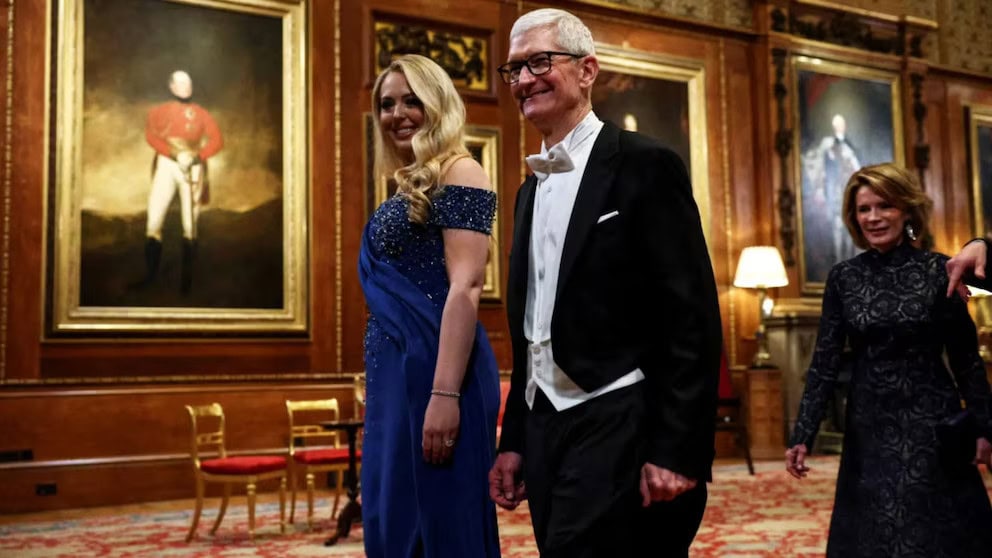 Tim Cook y Tiffany Trump caminan rumbo al banquete de estado en Reino Unido. 