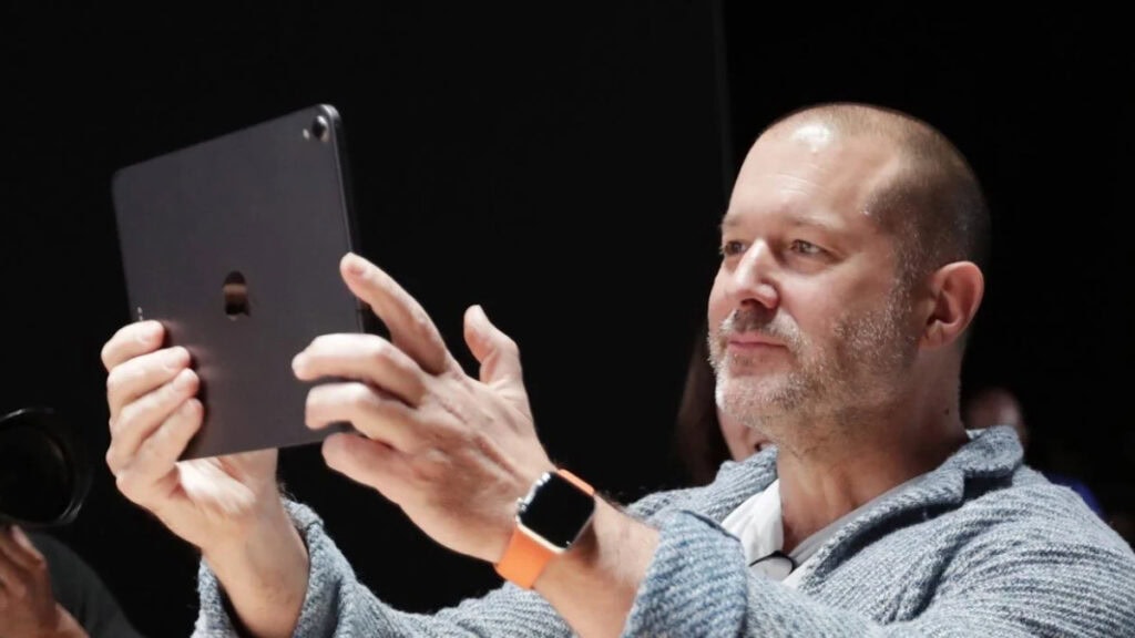 Jony Ive, Diseñador del iPhone, Pone Palabras al Sentimiento que Muchos Tienen con la IA