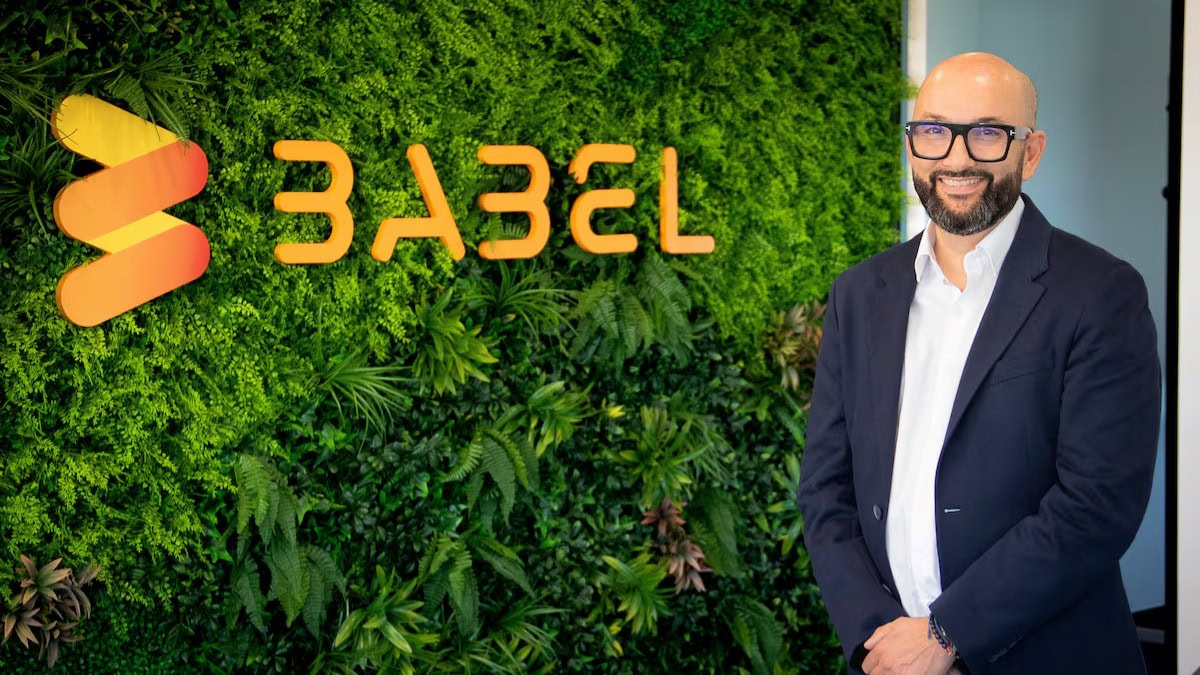 Ni Consultores ni Becarios, la Verdadera “Mano Derecha” de Babel es un Modelo de IA