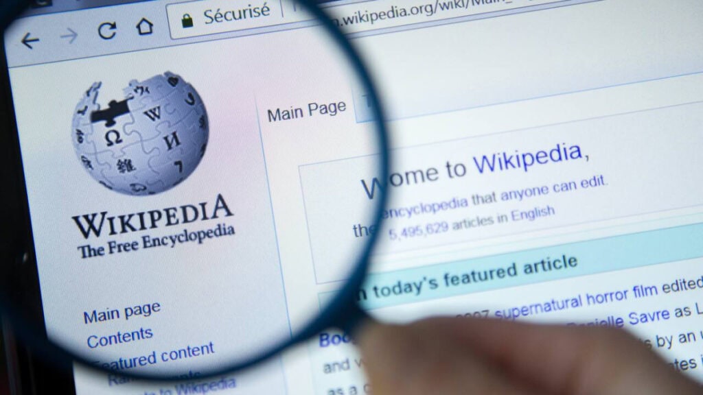 Wikipedia Asegura que Pierde Usuarios por el Auge de los Resúmenes de IA en Internet
