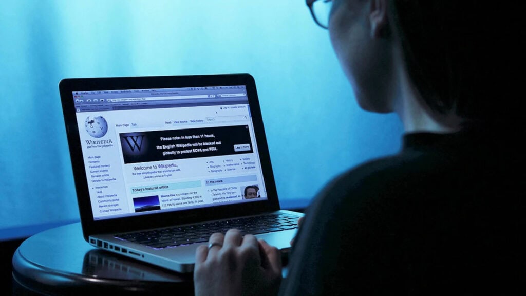 Por qué cae el tráfico humano de Wikipedia según datos de Wikimedia