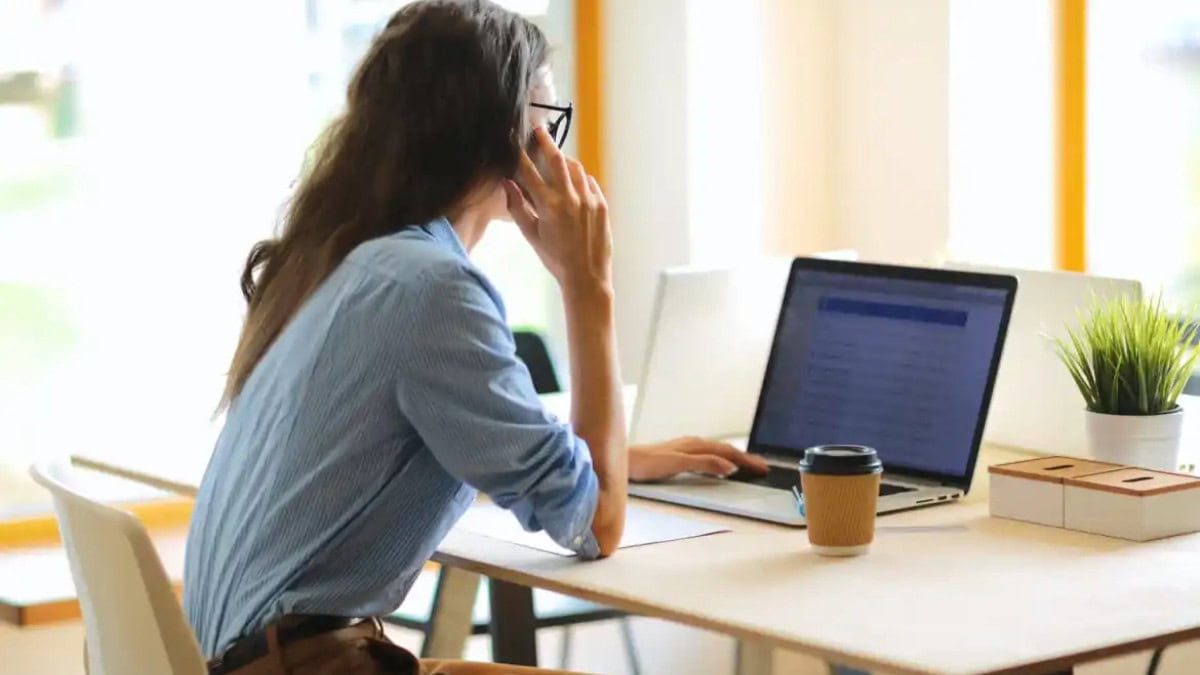 La inteligencia artificial sigue atrapada en los prejuicios y retrata a las mujeres como inexpertas