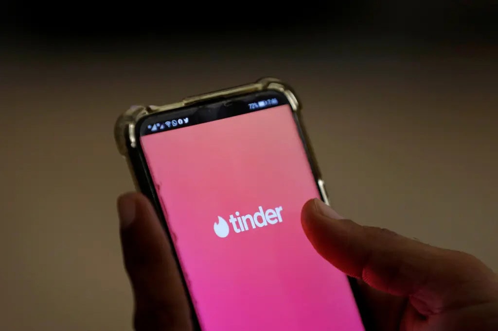 Privacidad en Tinder Chemistry: ¿te compensa dar acceso al carrete del móvil?