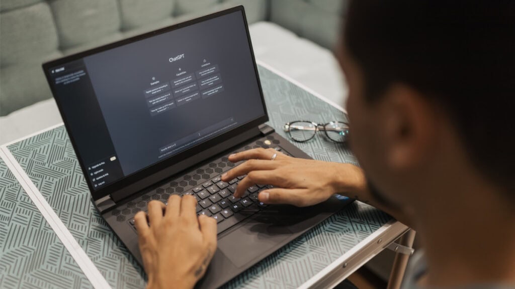 Tiktoker Quiso Ahorrar una Visita al Médico con Ayuda de ChatGPT y Terminó con una Lesión en el Ojo