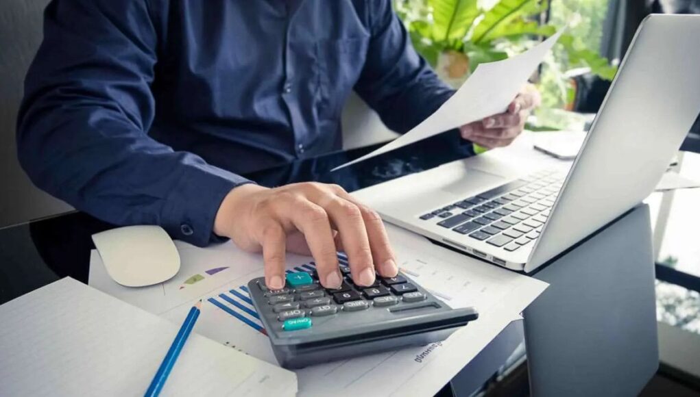 Con-la-Automatizacion-Sustituyendo-Empleos-Surge-una-Duda-Debe-la-IA-Pagar-Impuestos