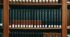 Enciclopedia Britannica Demanda a OpenAI Por Usar Contenido Protegido para Entrenar a ChatGPT