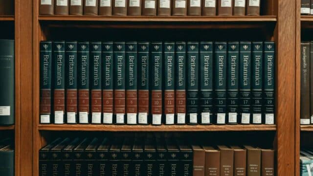 Enciclopedia Britannica Demanda a OpenAI Por Usar Contenido Protegido para Entrenar a ChatGPT