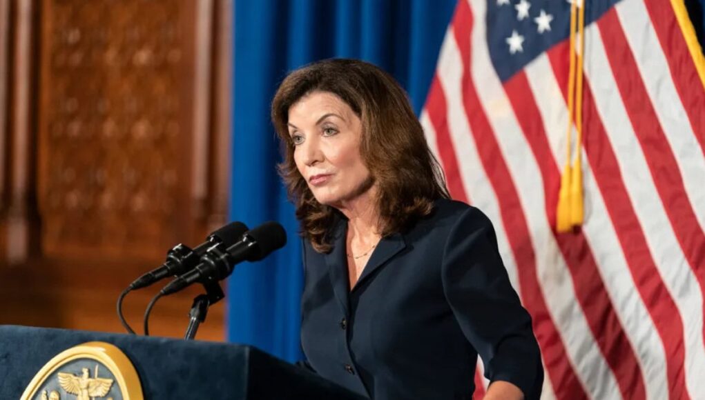 Gobernador-de-Nueva-York-Kathy-Hochul-Firma-una-Norma-Sobre-IA-que-Va-a-Cambiar-las-Reglas