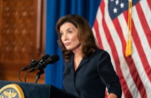 Gobernador de Nueva York, Kathy Hochul Firma una Norma Sobre IA que Va a Cambiar las Reglas