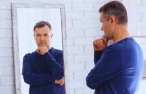 Hablar solo ya No es Extraño: la Visión de la IA y la Ciencia Sobre este Hábito