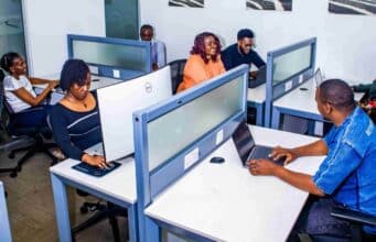 La IA Erótica Presume de Automatización, el Problema es Quién Responde Realmente La IA Erótica Presume de Automatización, el Problema es Quién Responde Realmente