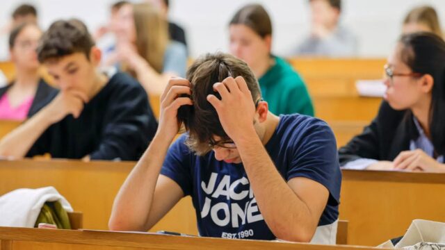 La IA Revela 10 Titulaciones que Serán Menos Rentables en 2026 (Y las Razones Preocupan)