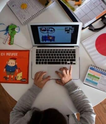 La OCDE Advierte que la IA Generativa Sin Control Puede Dañar el Aprendizaje Profundo