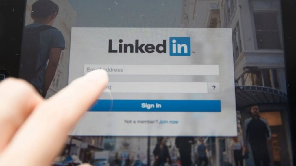 LinkedIn Usará tu Perfil y tu Actividad para Entrenar su IA… Salvo que Digas lo Contrario
