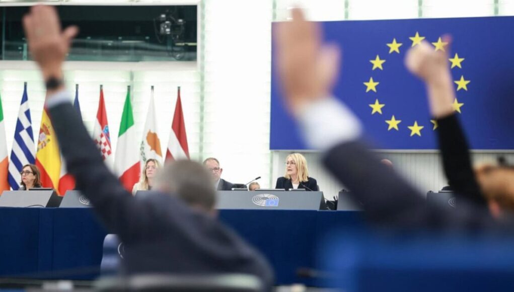 Parlamento-Europeo-Propone-Prohibir-Redes-Sociales-y-Asistentes-de-IA-a-Menores-de-16-Anos