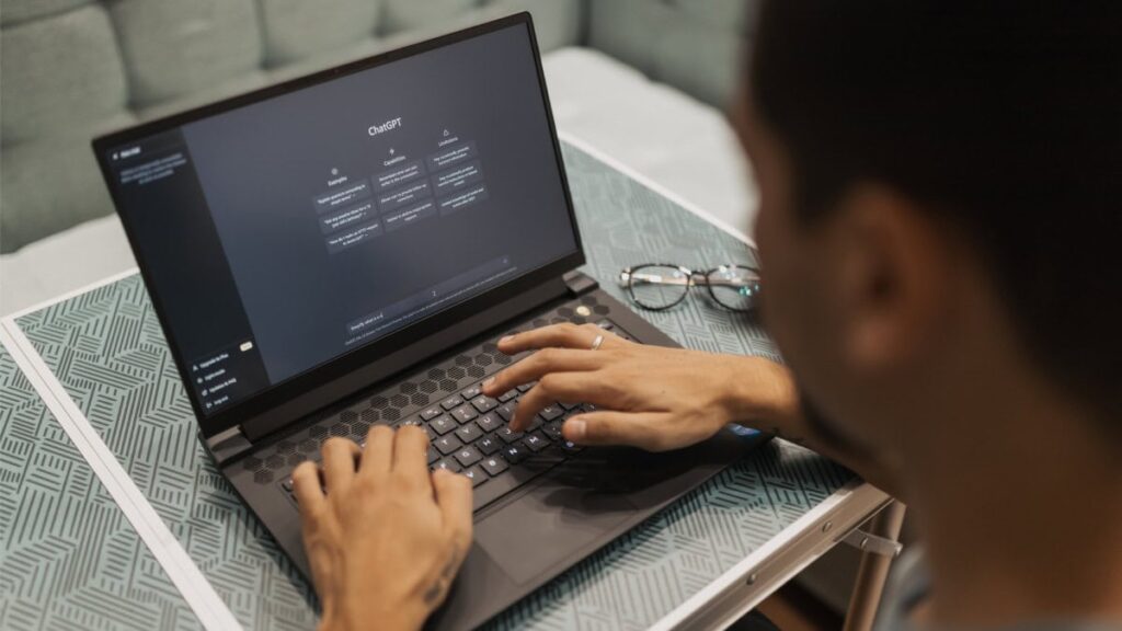 Tiktoker Quiso Ahorrar una Visita al Médico con Ayuda de ChatGPT y Terminó con una Lesión en el Ojo