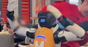 Un Robot Bailarín Pierde el Control en una Cafetería y Tres Empleados Tuvieron que Intervenir para Frenarlo