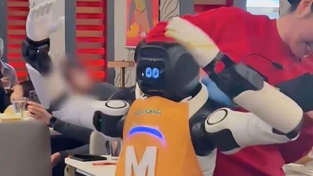 Un Robot Bailarín Pierde el Control en una Cafetería y Tres Empleados Tuvieron que Intervenir para Frenarlo Un Robot Bailarín Pierde el Control en una Cafetería y Tres Empleados Tuvieron que Intervenir para Frenarlo