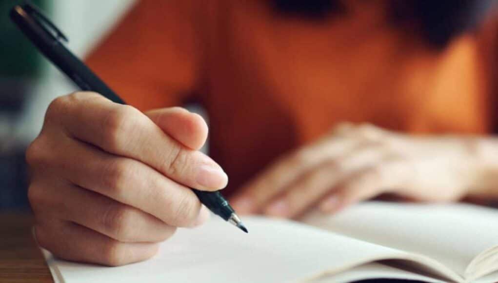 Universidades-recuperan-lectura-en-voz-alta-y-escritura-manual-el-metodo-medieval-para-contener-la-IA