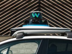 “Trabajo Fantasma” en la IA: Cómo Waymo y ChatGPT Se Apoyan en Mano de Obra Invisible y Precaria