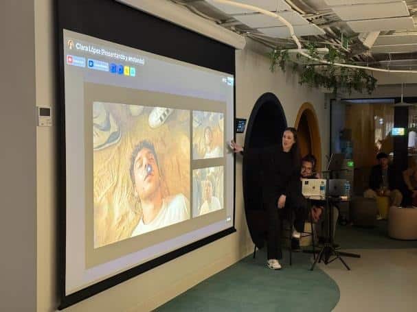 Clara López durante el evento 'Lost in generation' en las oficinas de Freepik, mostrando su trabajo en el videoclip de Quevedo.