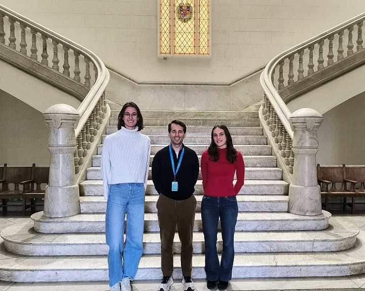 De izquierda a derecha, Caterina Fustes, Jordi Abante y Berta Ros, de la Facultad de Medicina y Ciencias de la Salud y el Instituto de Neurociencias de la Universidad de Barcelona