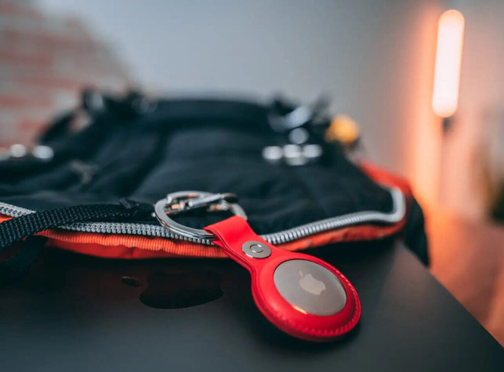 Apple estaría imaginando un “AirTag con ojos” para competir en la liga del hardware de IA