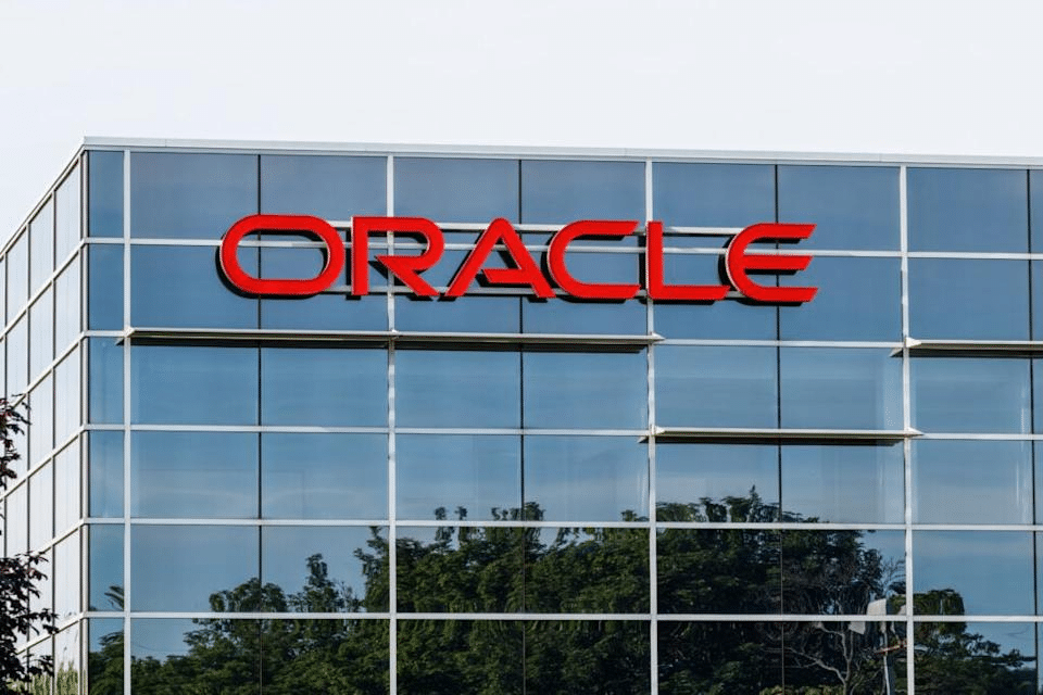 Oracle firma contratos millonarios de IA