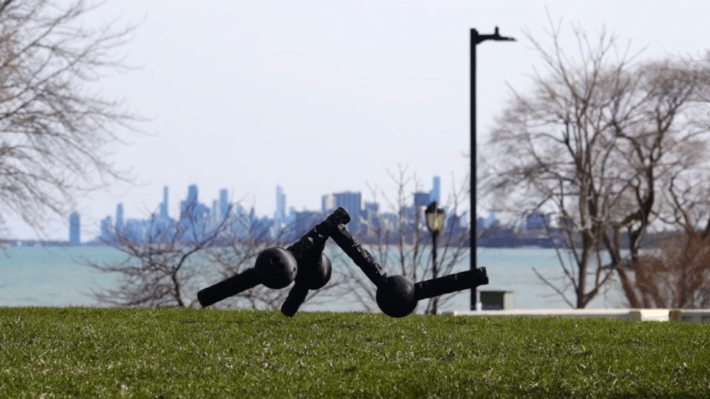 El diseño parece simple, pero cada unidad puede rodar, girar o saltar por sí sola.