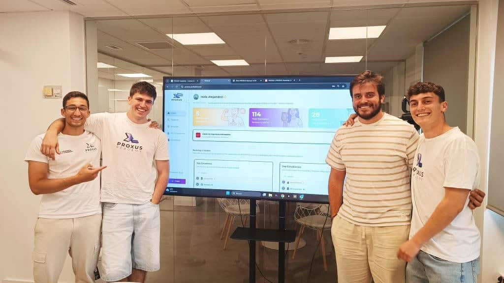 Cuando te vas a otra app, Gemini se convierte en un botón circular siempre accesible