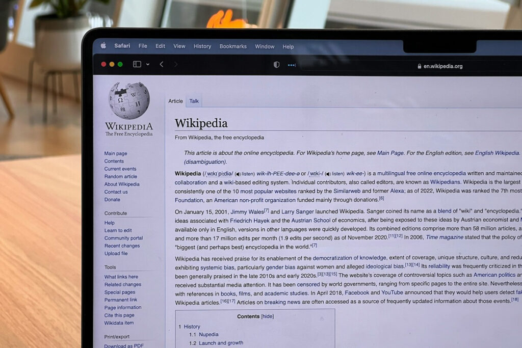 Traducciones engañosas en Wikipedia por la IA
