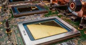 Google desafía a NVIDIA con sus nuevos chips de IA: prometen acelerar todo, pero hay algo que no dicen