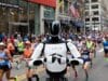Tesla Optimus se pasea por el Maratón de Boston: lo que hace otro robot en China deja en evidencia