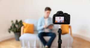 Tres Canales de YouTube Demandan a Apple por Usar sus Vídeos sin Permiso para Entrenar a una IA