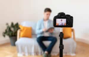 Tres Canales de YouTube Demandan a Apple por Usar sus Vídeos sin Permiso para Entrenar a una IA Tres Canales de YouTube Demandan a Apple por Usar sus Vídeos sin Permiso para Entrenar a una IA