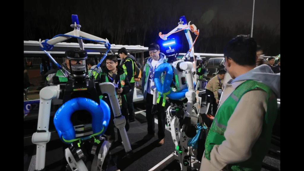 Optimus de Tesla interactuó con el público, animó a los corredores y se convirtió en una pieza clave de marketing en vivo