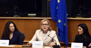 La UE Pacta Prohibir IA para Crear Desnudos y Deepfakes Sexuales