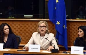 La UE Pacta Prohibir a las IA para Crear Desnudos y Deepfakes Sexuales La UE Pacta Prohibir IA para Crear Desnudos y Deepfakes Sexuales