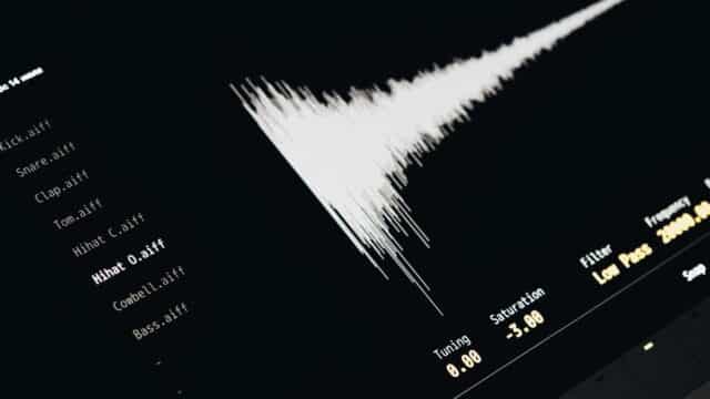 Pones Música o un Podcast de Fondo y tu agente IA empieza a Obedecer Instrucciones que Jamás Escuchaste