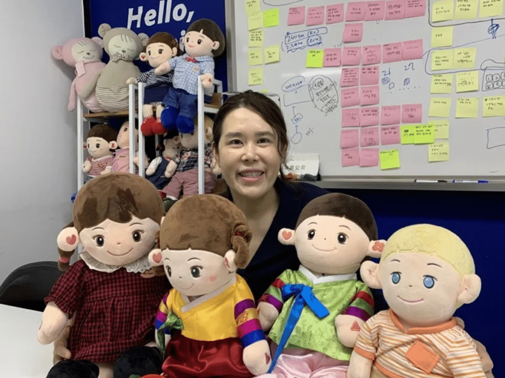 Para asistir a personas mayores, Hyodol crea muñecos con IA
