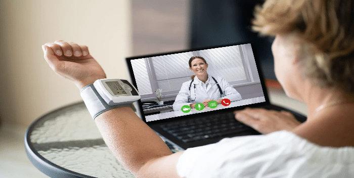 Modelos Híbridos: combinar canales presenciales y digitales para que la tecnología sea una oportunidad y no una nueva barrera social.